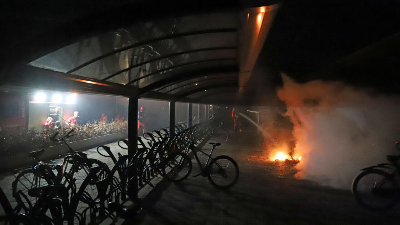 Scooter brandt uit bij station Hoogezand