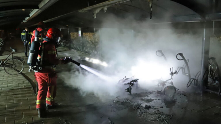 Scooter brandt uit bij station Hoogezand