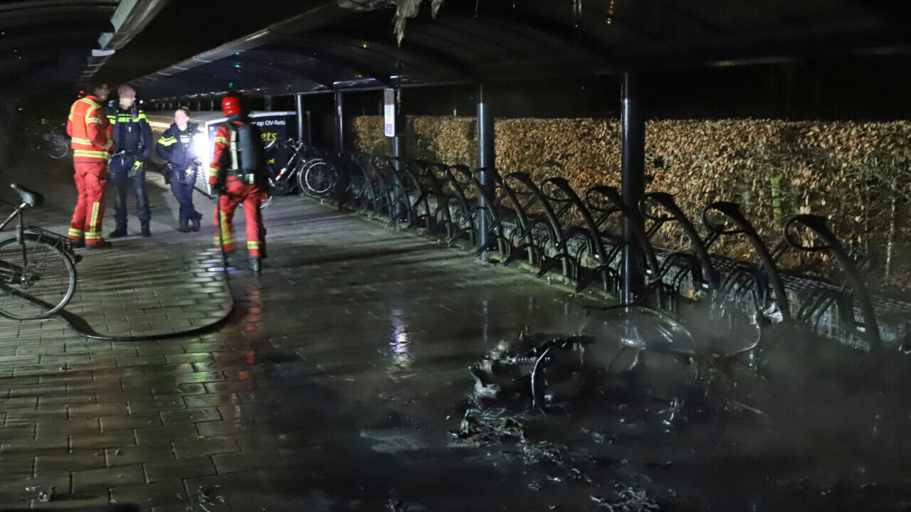 Scooter brandt uit bij station Hoogezand