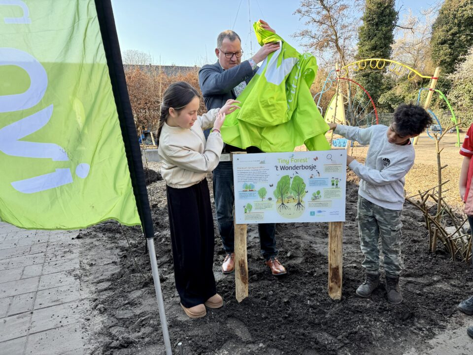 Onthulling naambord Tiny Forest