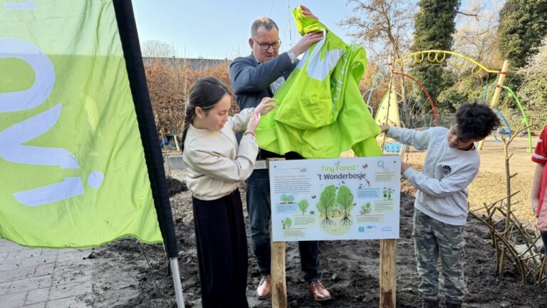 Onthulling naambord Tiny Forest