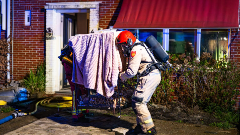 Gewonde bij woningbrand in Sappemeer; vogel in kooi gered