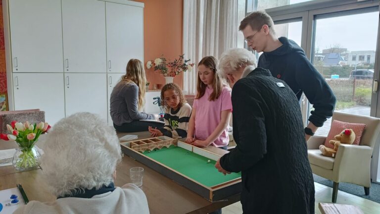 Oud en jong verbinden Ruyterflat