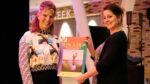 Willemijn Bouma (rechts) heeft net de eerste poster van Bie Lisa gekregen uit handen van Gea Smidt - Foto Marijn Boeré