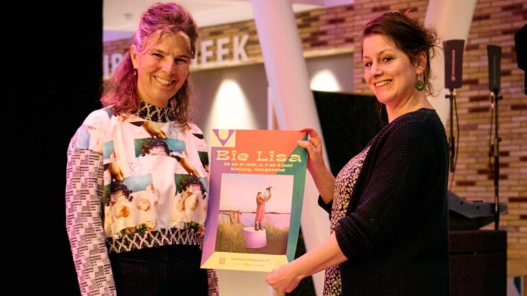 Willemijn Bouma (rechts) heeft net de eerste poster van Bie Lisa gekregen uit handen van Gea Smidt - Foto Marijn Boeré