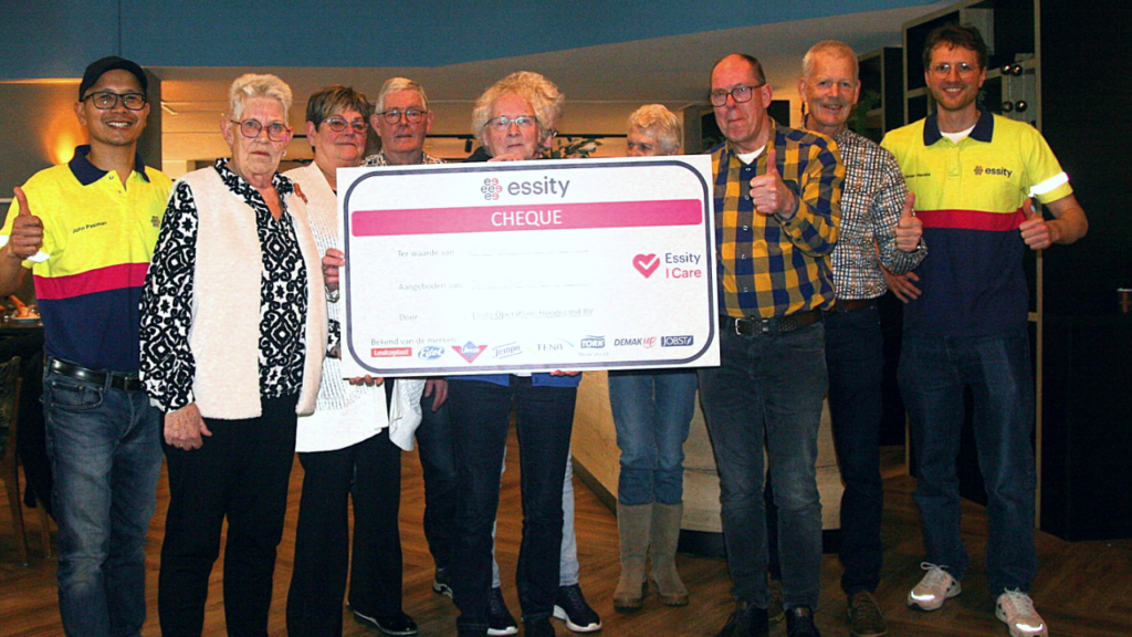Overhandiging van de cheque aan dhr. Klaas Jan Jansen van stichting Samen Aan Tafel (SAT), door John Pasiman (l) en Otmar Henke (r) van Essity  (foto: Essity)