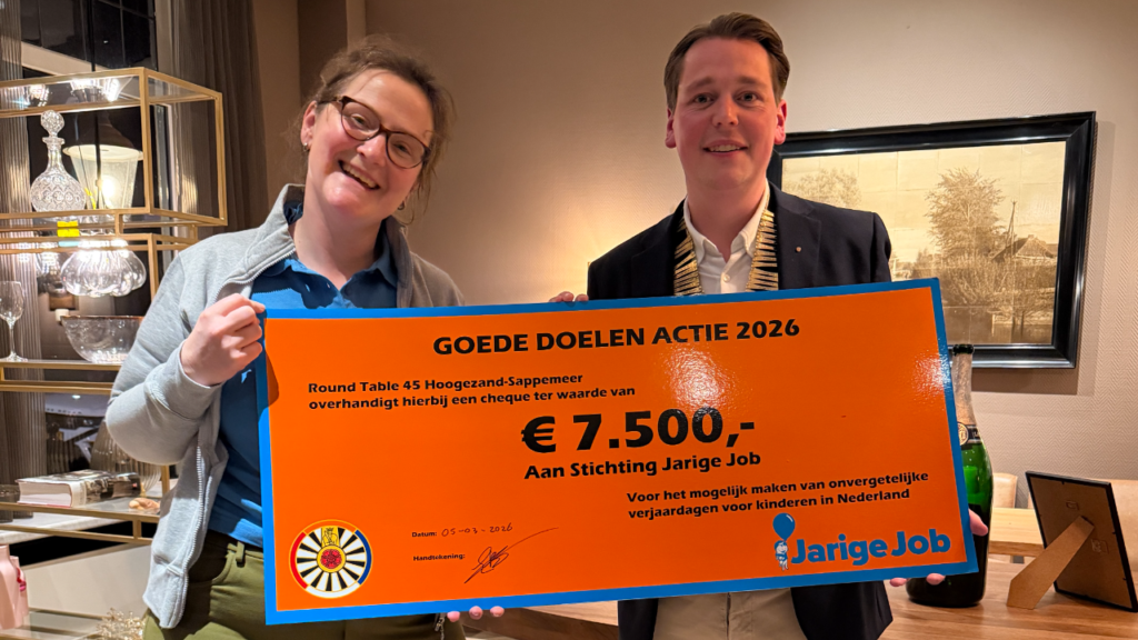 Ambassadeur Katrina Suls van Stichting Jarige Job krijgt op de foto de cheque overhandigd van Voorzitter Leon Bats Round Table 45 Hoogezand-Sappemeer.