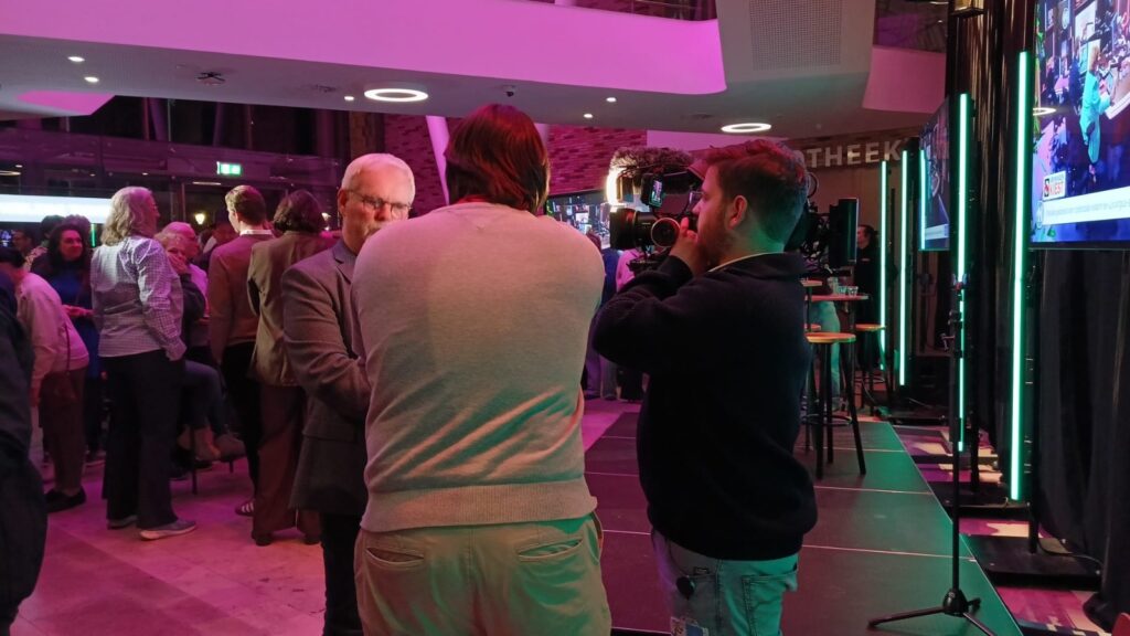 Verkiezingsavond gemeenteraadsverkiezing mrt 26. Verslaggevers RTV Midden-Groningen