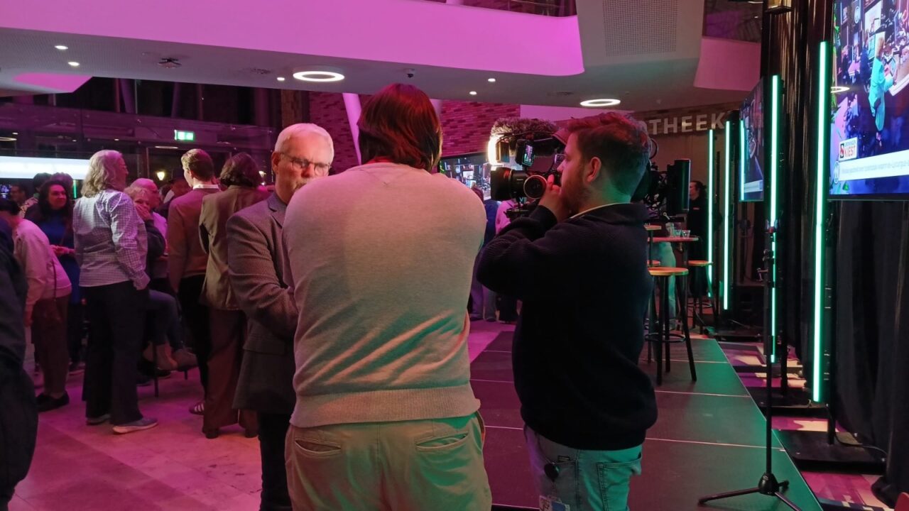 Verkiezingsavond gemeenteraadsverkiezing mrt 26. Verslaggevers RTV Midden-Groningen