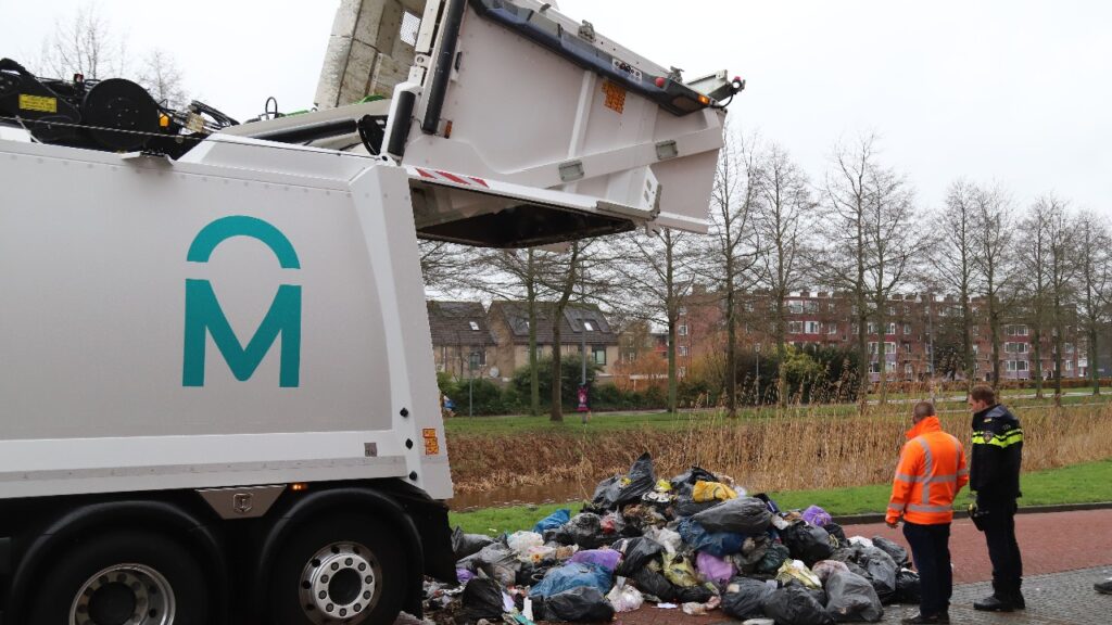 vuilniswagen gemeente lost afval na roor