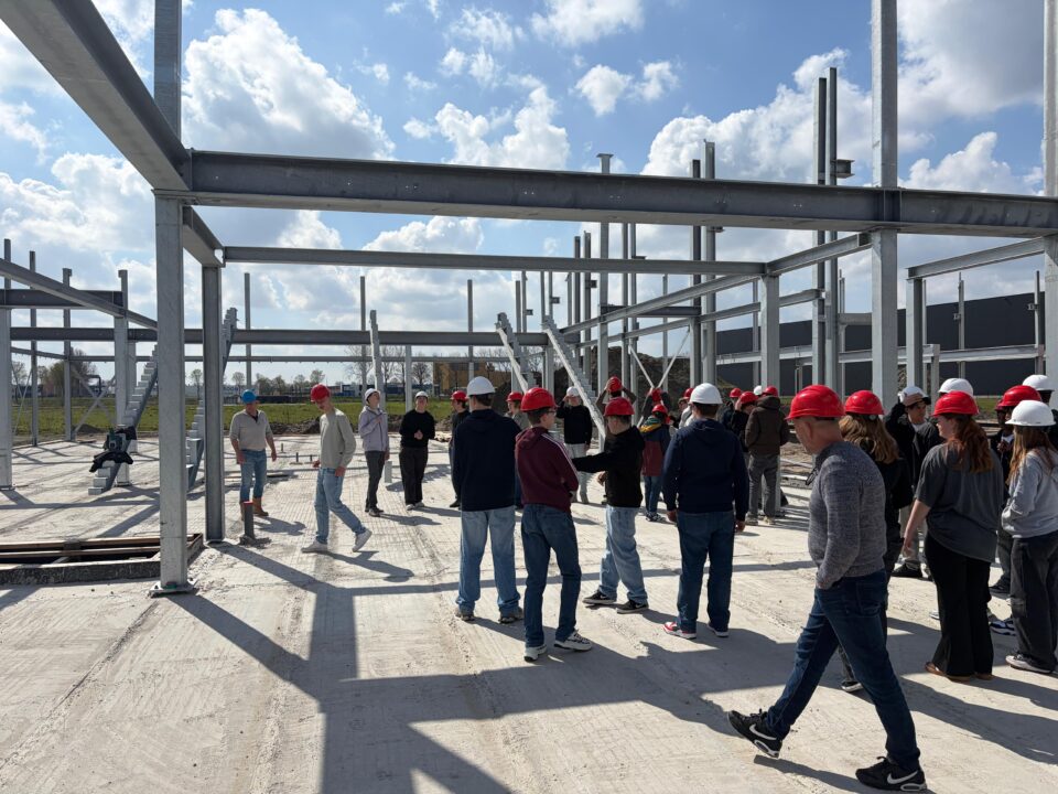 128 vmbo-tl leerlingen van VO Eemsdelta uit Appingedam en Siddeburen bij bedrijven langs regio