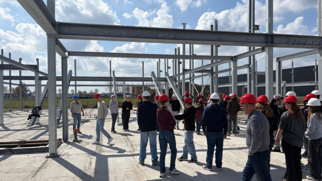 128 vmbo-tl leerlingen van VO Eemsdelta uit Appingedam en Siddeburen bij bedrijven langs regio