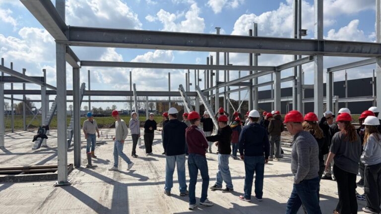 128 vmbo-tl leerlingen van VO Eemsdelta uit Appingedam en Siddeburen bij bedrijven langs regio