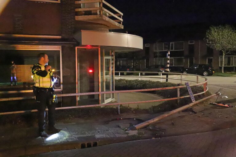Auto ramt tegen lantaarnpaal op Parallelweg Hoogezand