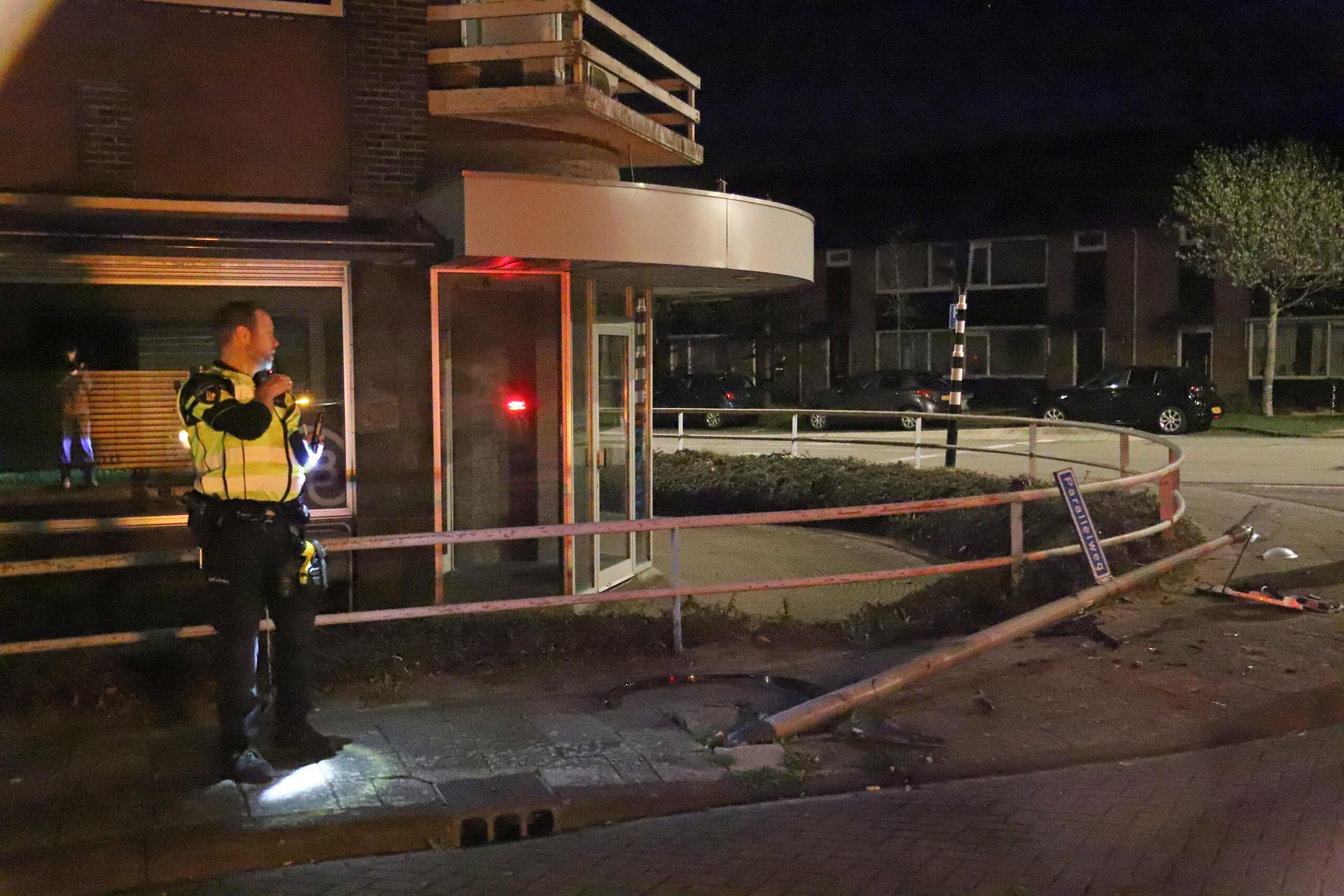 Auto ramt tegen lantaarnpaal op Parallelweg Hoogezand