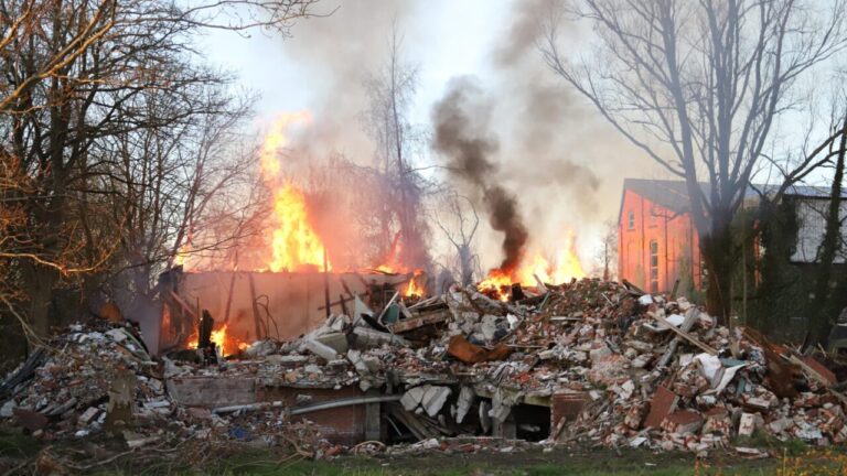 Kiel windeweer Overgebleven deel boerderij vat vlam na eerdere grote brand