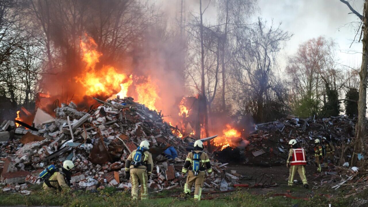 Kiel windeweer Overgebleven deel boerderij vat vlam na eerdere grote brand