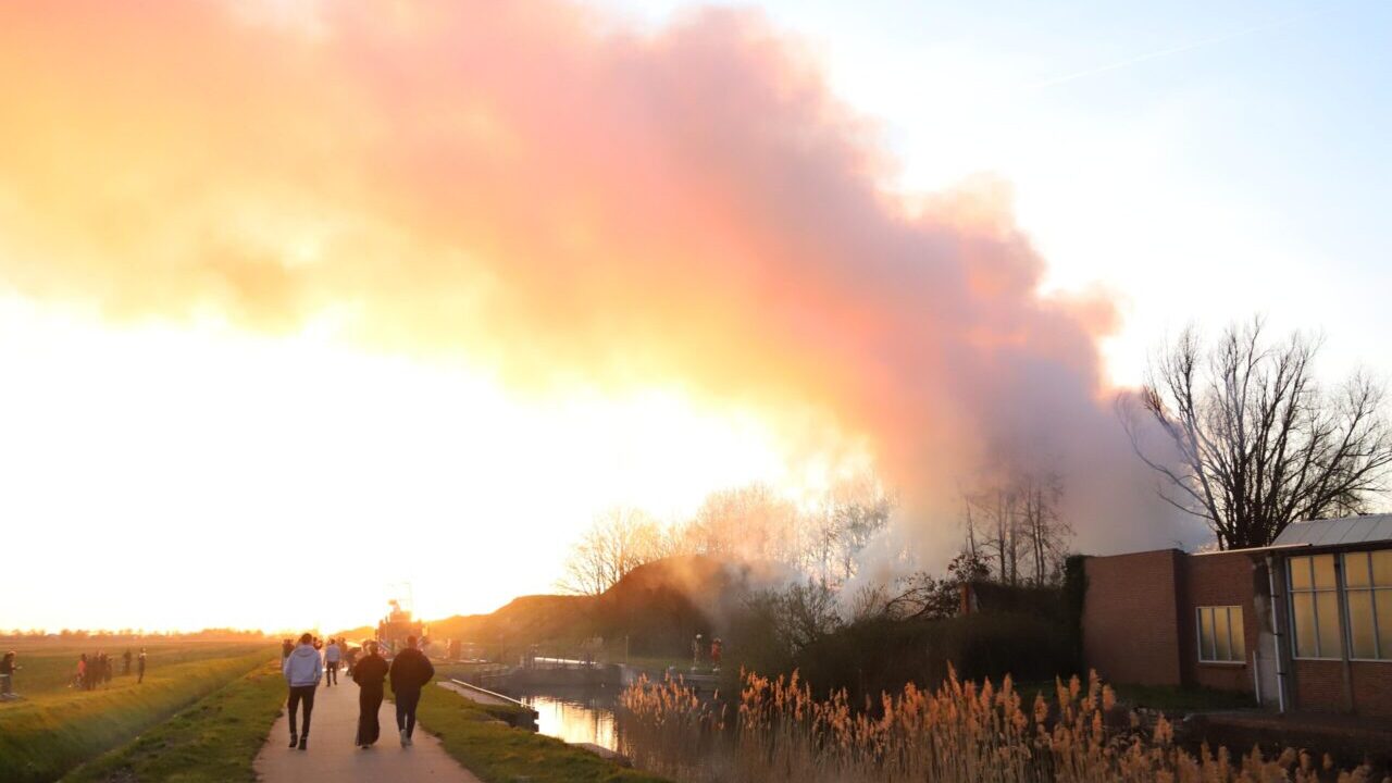 Kiel windeweer Overgebleven deel boerderij vat vlam na eerdere grote brand