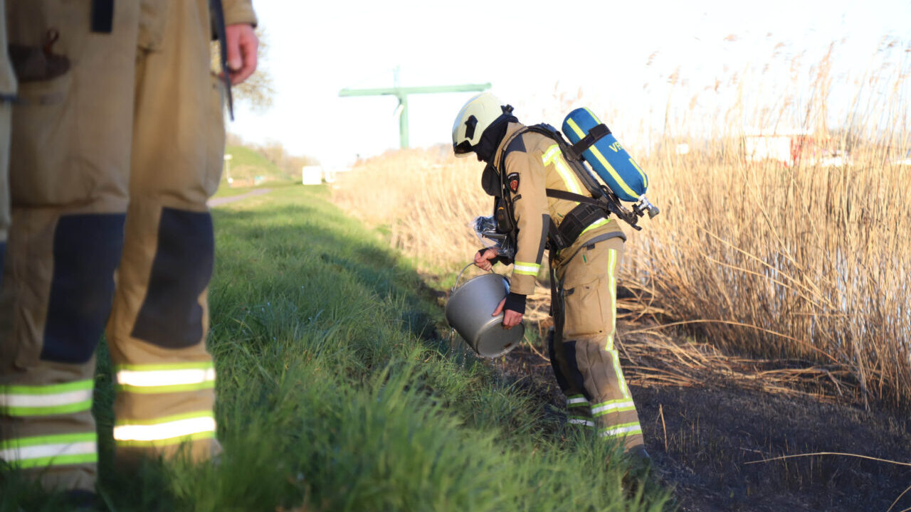 Brand Rietkraag langs het fietspad tussen Kiel-Windeweer en Kropswolde
