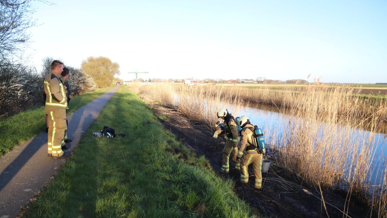 Brand Rietkraag langs het fietspad tussen Kiel-Windeweer en Kropswolde