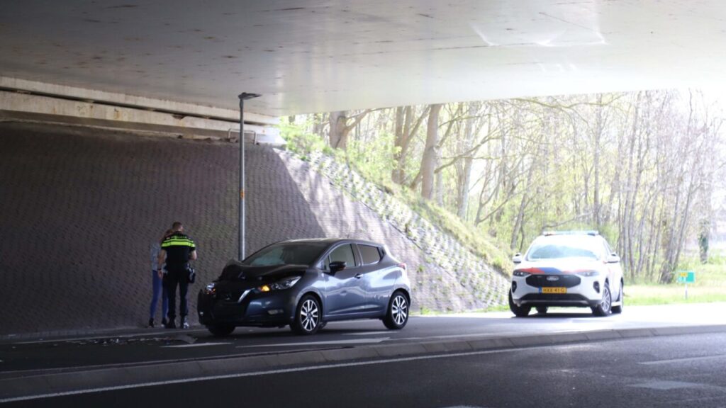 Kop-staartbotsing onder viaduct A7 in Kolham