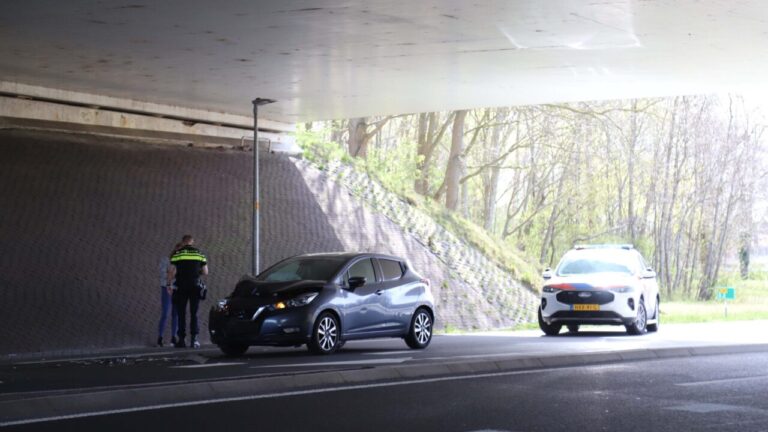 Kop-staartbotsing onder viaduct A7 in Kolham