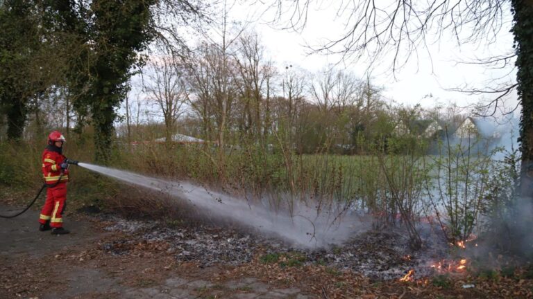 Brand in bosschages bij voetbalkooi Laan van de Sport