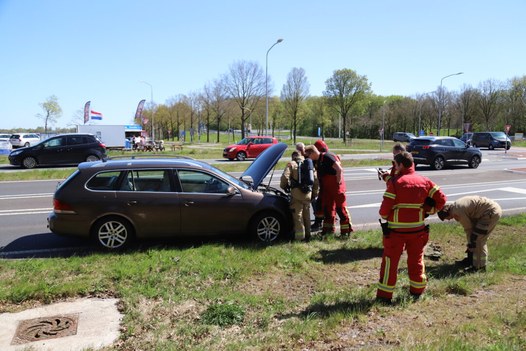 auto in de brand, de Provincialeweg N387 bij Kolham