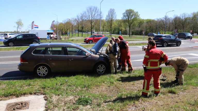 auto in de brand, de Provincialeweg N387 bij Kolham