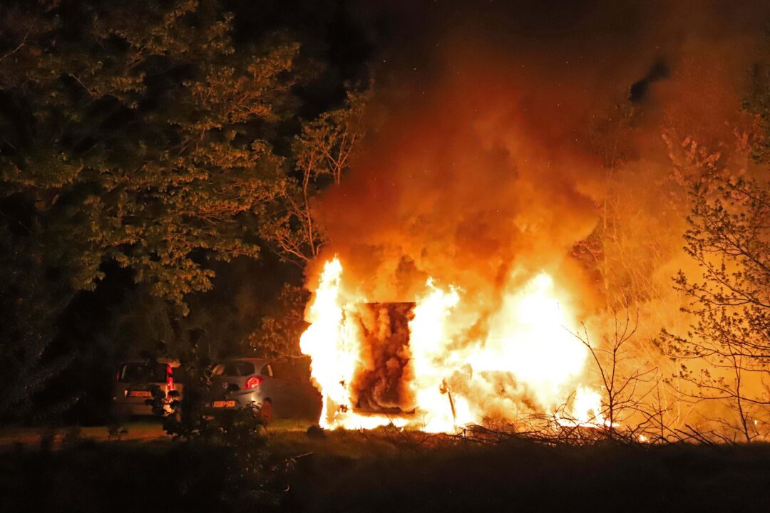 Bakwagen en auto uitgebrand op de Kerkstraat