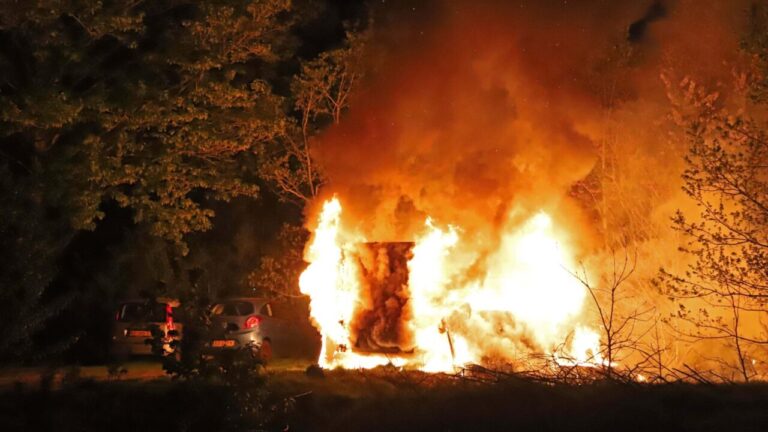 Bakwagen en auto uitgebrand op de Kerkstraat