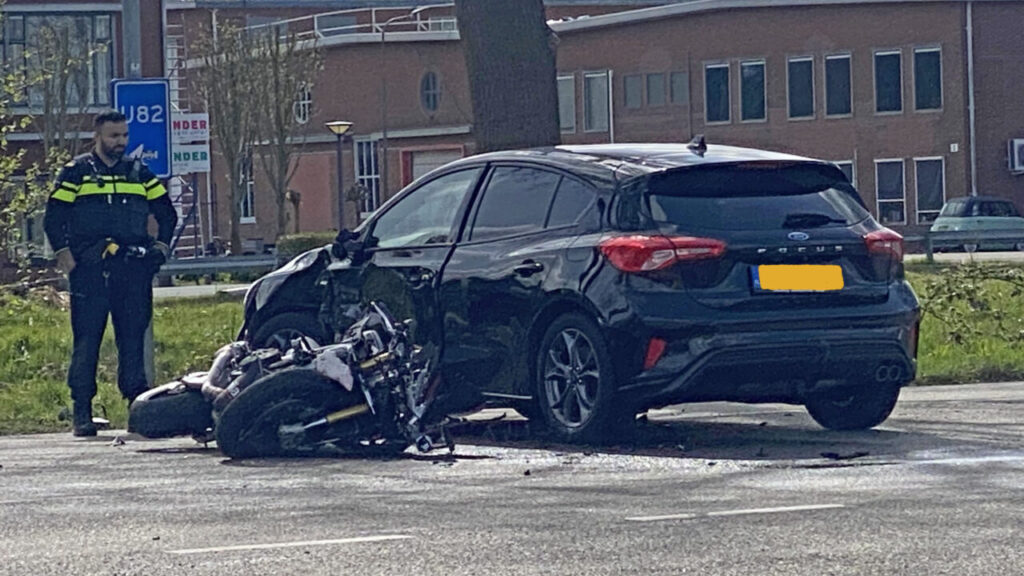 Ongeval tussen motor en auto op de kruising van de Rijksweg West en de A.B. Nobellaan in Kolham