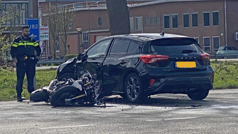 Ongeval tussen motor en auto op de kruising van de Rijksweg West en de A.B. Nobellaan in Kolham