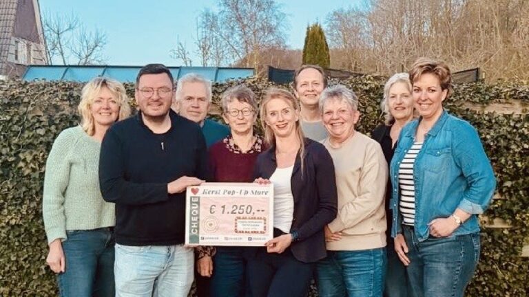 Toneelvereniging ODS krijg cheque van Pop upstore Suuz en Co