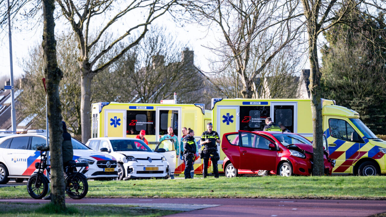 Botsing kruising van de Kerkstraat met de Abraham Kuypersingel in Hoogezand