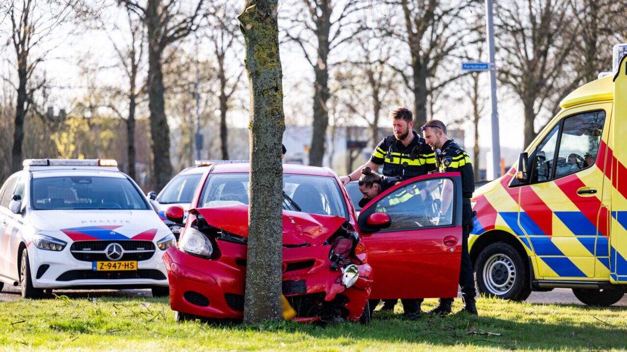 Botsing kruising van de Kerkstraat met de Abraham Kuypersingel in Hoogezand