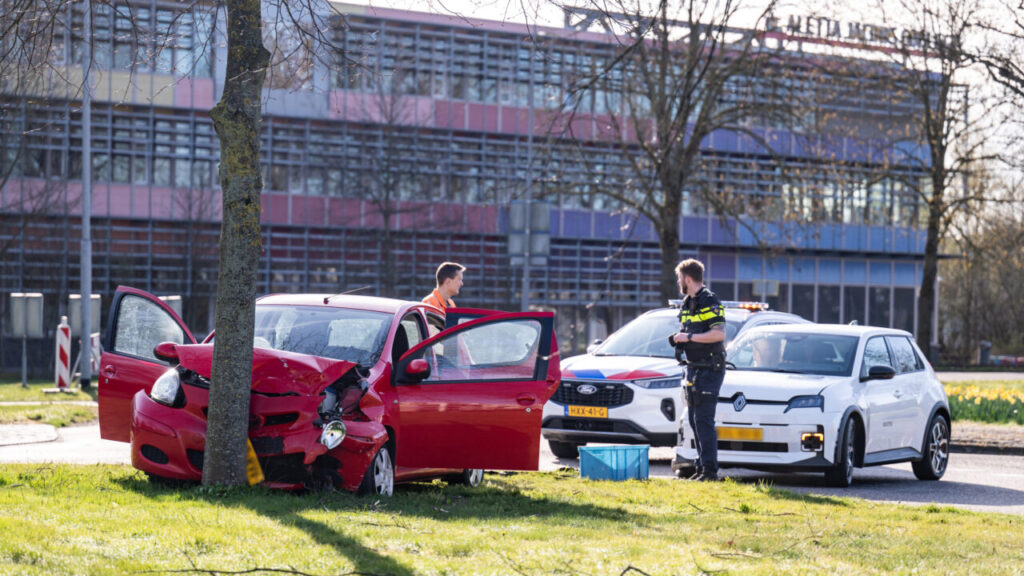 Botsing kruising van de Kerkstraat met de Abraham Kuypersingel in Hoogezand