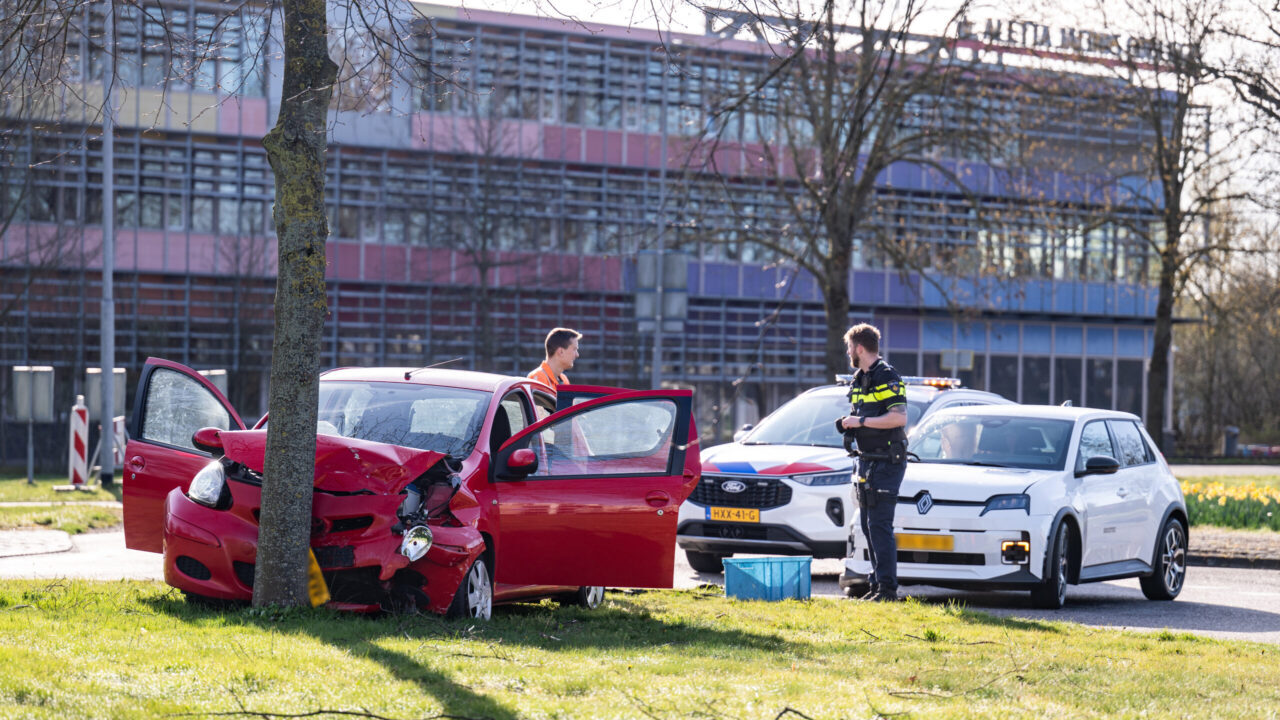 Botsing kruising van de Kerkstraat met de Abraham Kuypersingel in Hoogezand