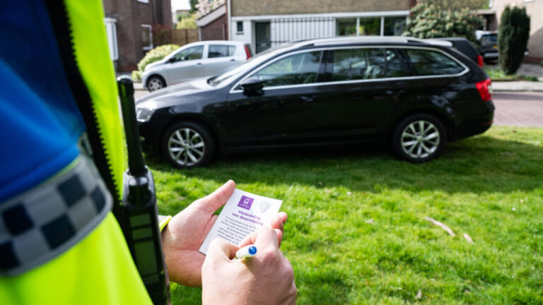 Veel boetes rond Oranjemarkt Sappemeer