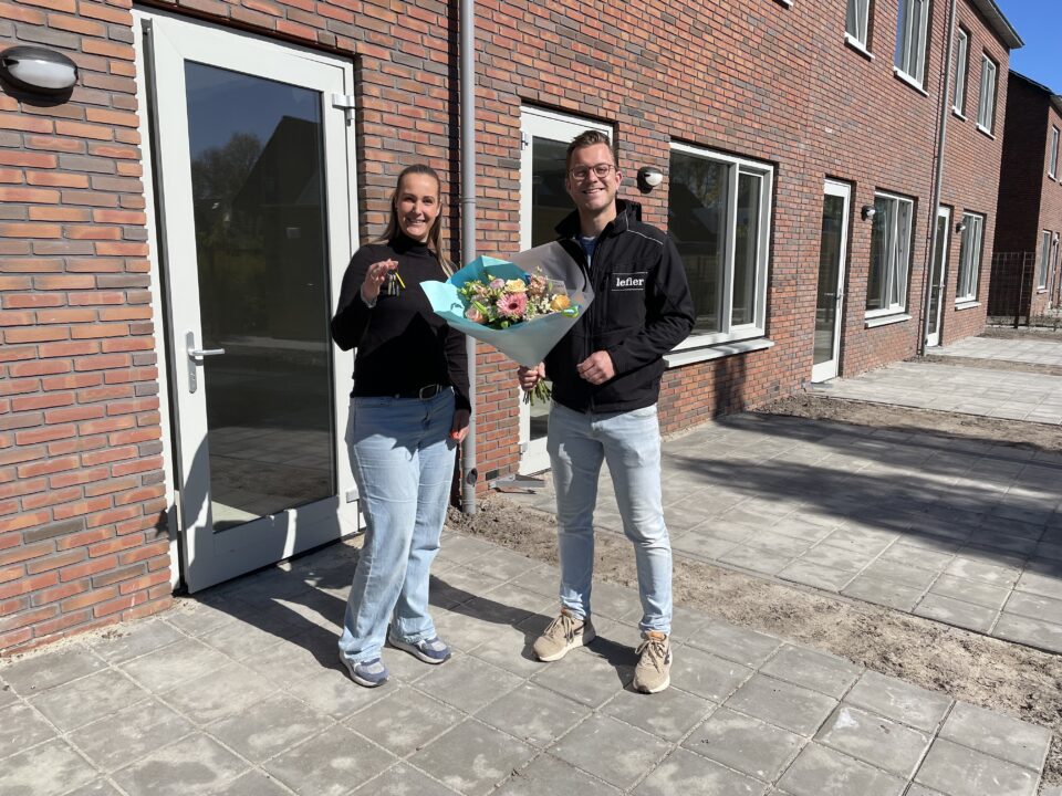 Een van de eerste bewoners ontvangt de sleutel van de nieuwe woning in Slochteren.