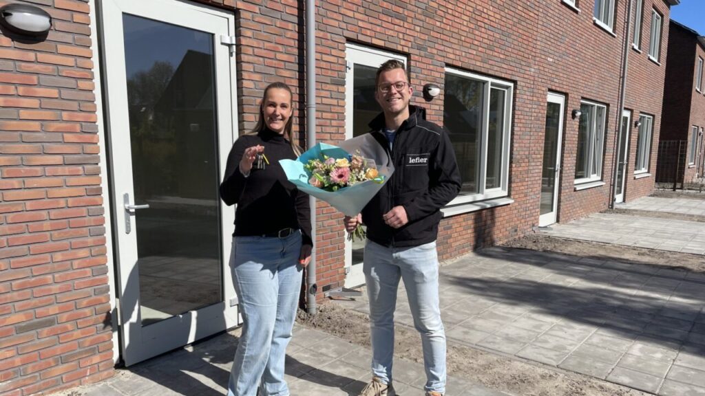 Een van de eerste bewoners ontvangt de sleutel van de nieuwe woning in Slochteren.