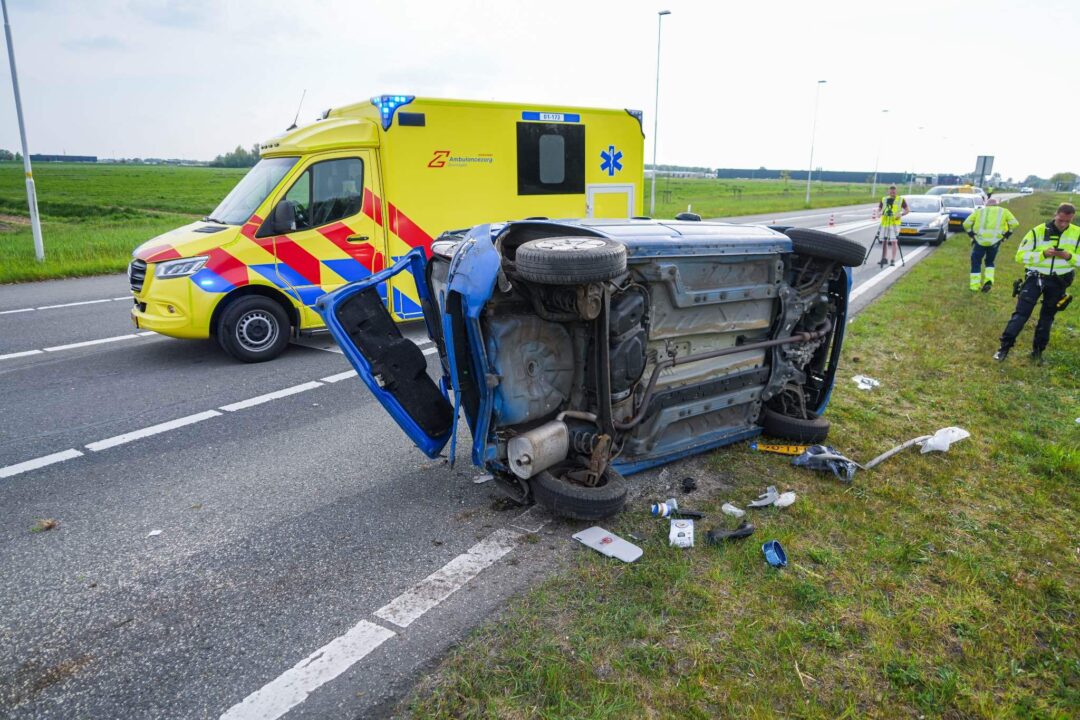 Auto op zijkant ongeluk A7 Zuidbroek