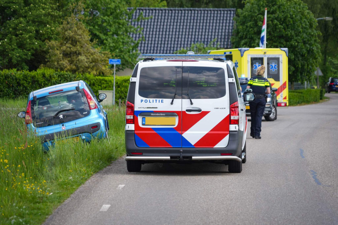 Auto tegen lantarenpaal, Oudeweg bij Siddeburen
