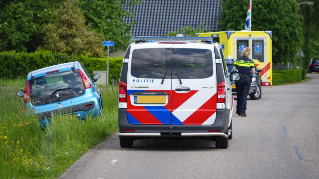 Auto tegen lantarenpaal, Oudeweg bij Siddeburen