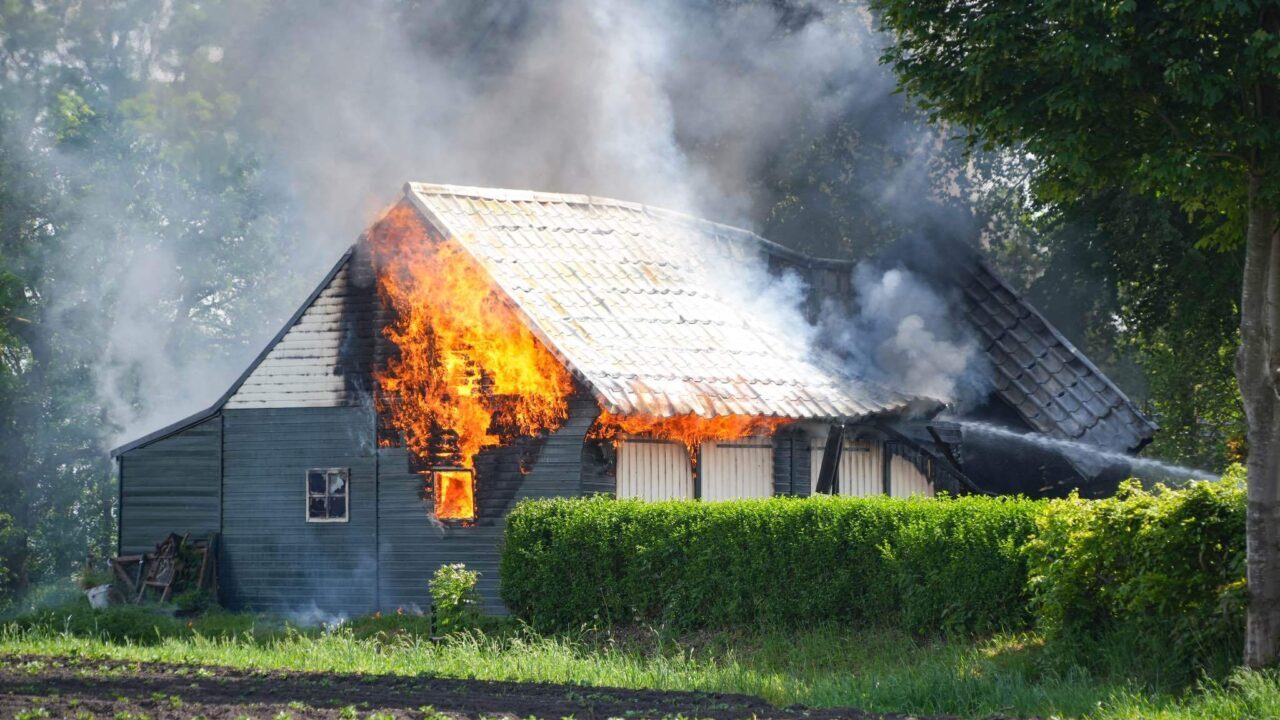 Schuur aan Hamweg in Harkstede in brand.