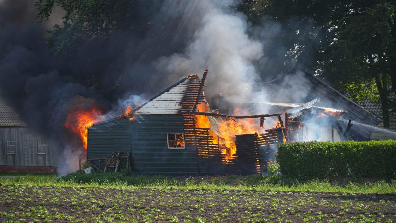 Schuur aan Hamweg in Harkstede in brand.