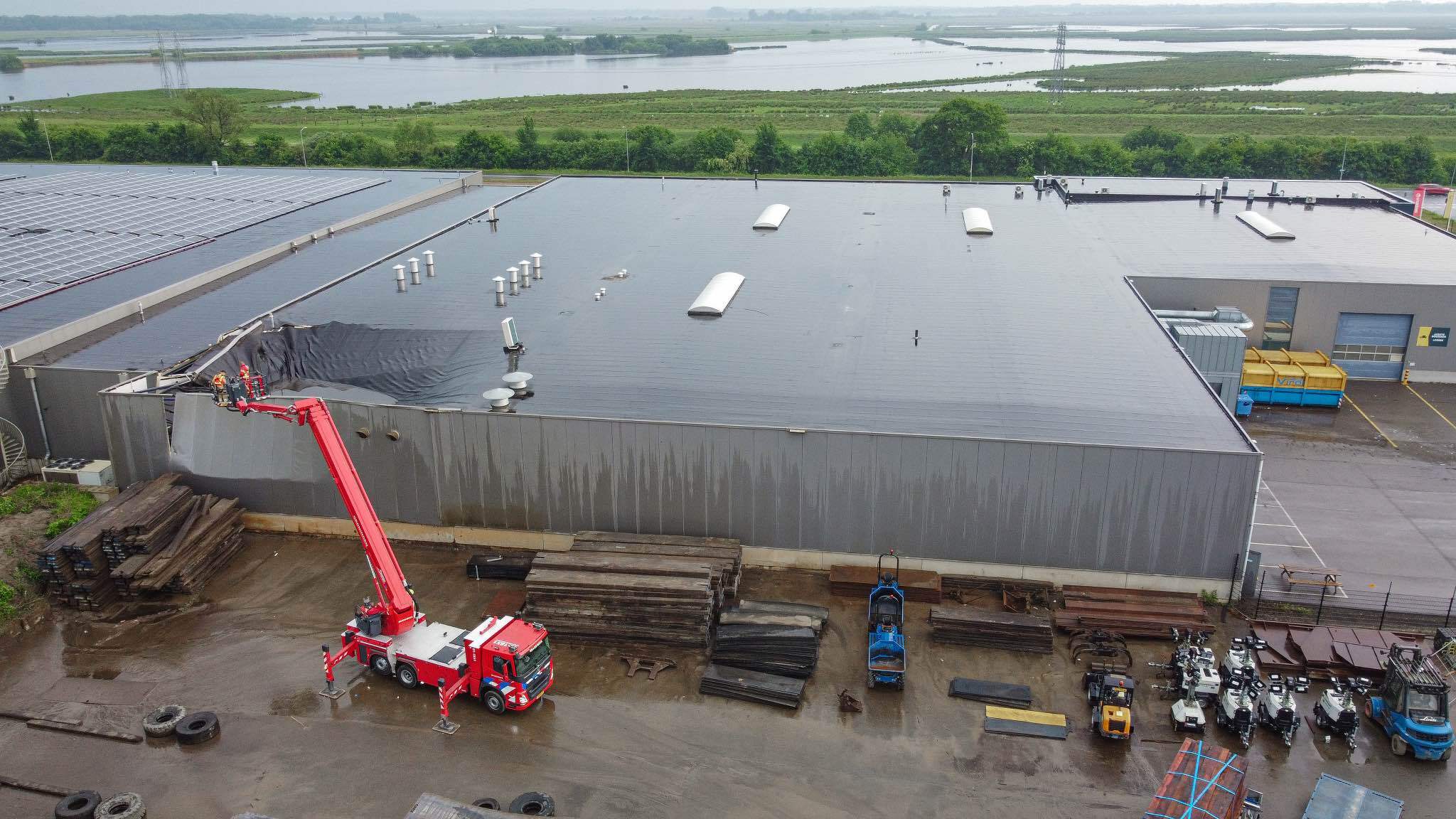 Dak pand drukkerij Westerbroek deels ingestort