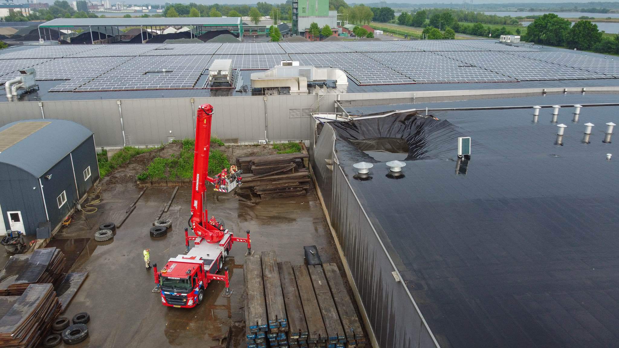 Dak pand drukkerij Westerbroek deels ingestort