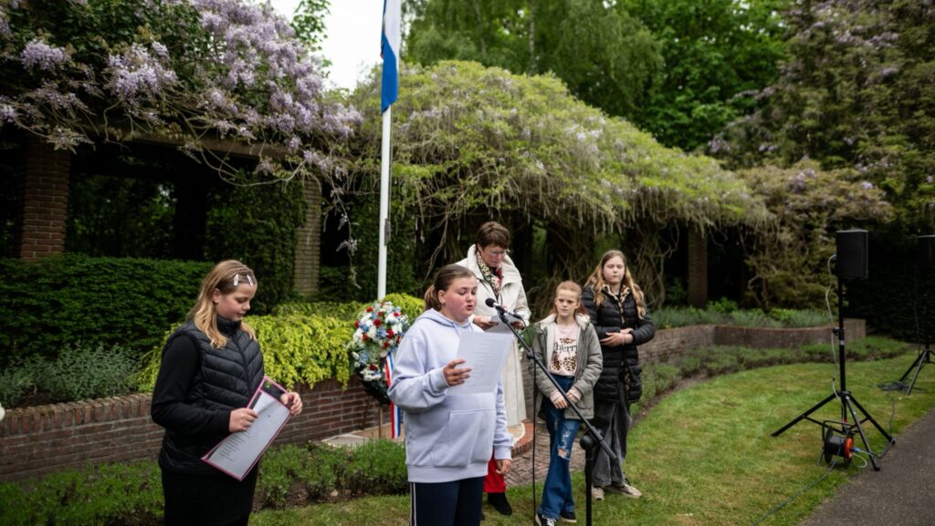 Dodenherdenking en kranslegging op De Stille Hof in Hoogezand.