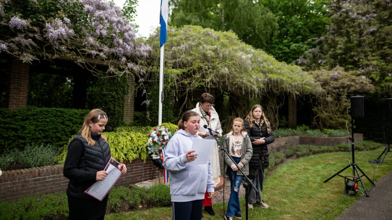 Dodenherdenking en kranslegging op De Stille Hof in Hoogezand.